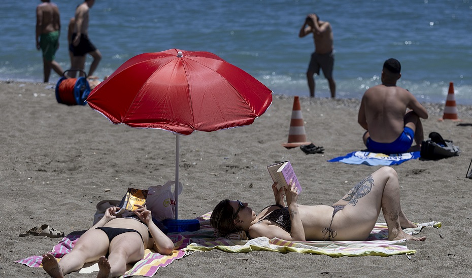 Bañistas en una playa de Málaga. 